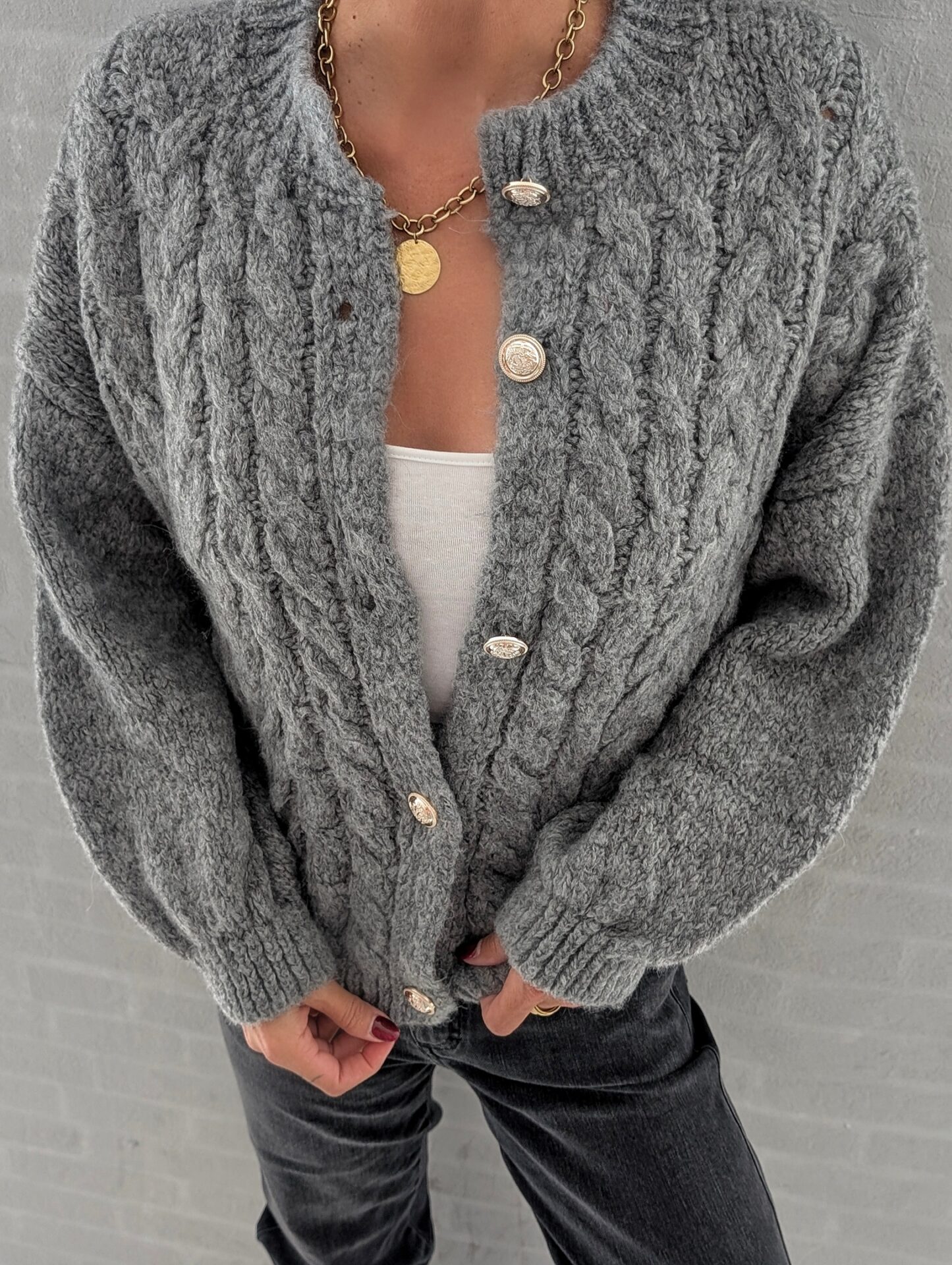 Cardigan mit Zopfmuster HYGGE  – versch. Farben